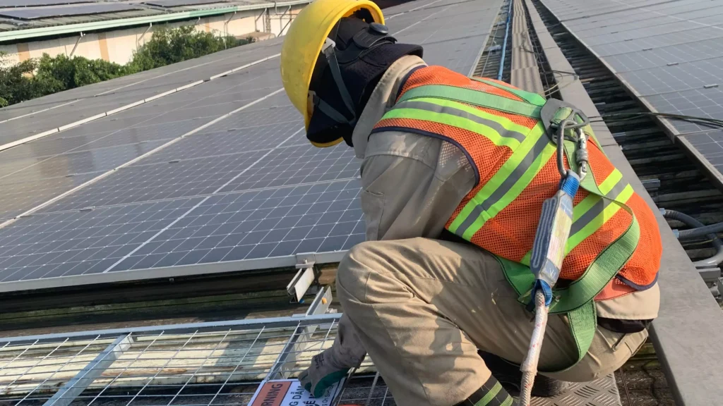 Sửa chữa, thay thế thiết bị điện mặt trời bị lỗi
