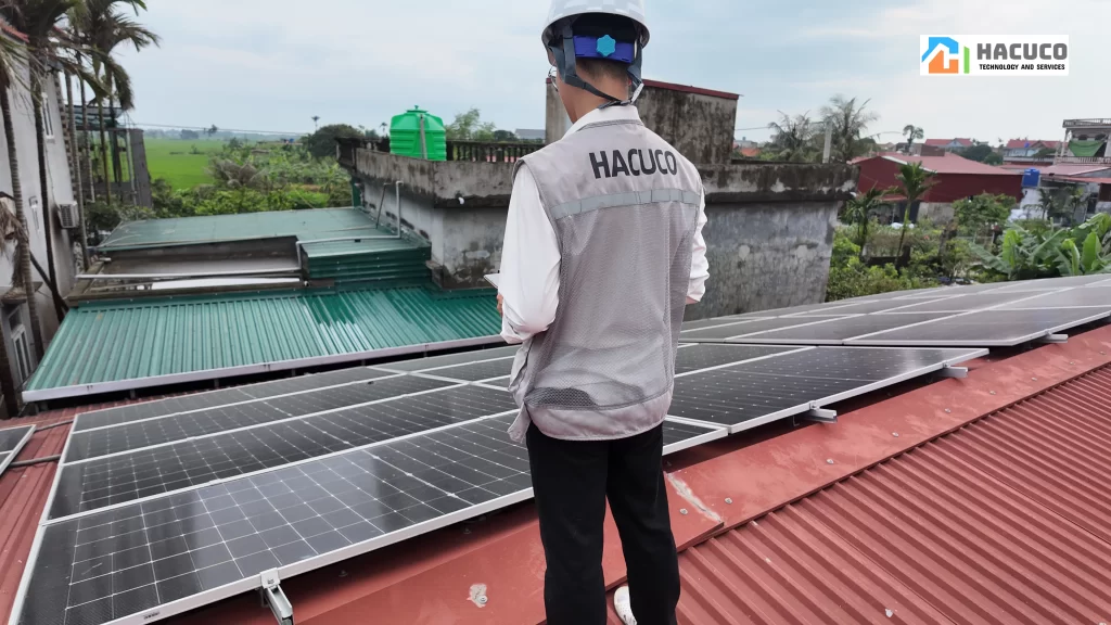 nhân viên hacuco khảo sát kiểm tra hệ thống tấm pin mặt trời